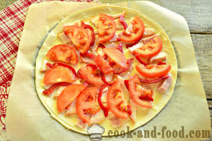 Pizza z listového listového těsta se slaninou a paprikou - Jak připravit nekvašené pizzu z těsta, krok za krokem recept fotografiích