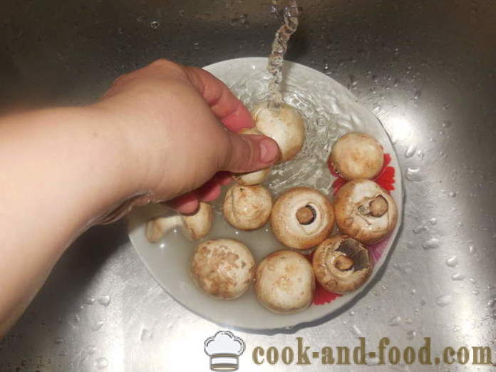 Dušené houby na smetaně na pánvi - jak vařit houby v zakysanou smetanou, krok za krokem recept fotografiích