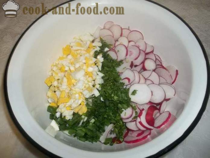Lahodný salát z ředkviček s vejcem a cibulkou - jak připravit salát z ředkviček, krok za krokem recept fotografiích