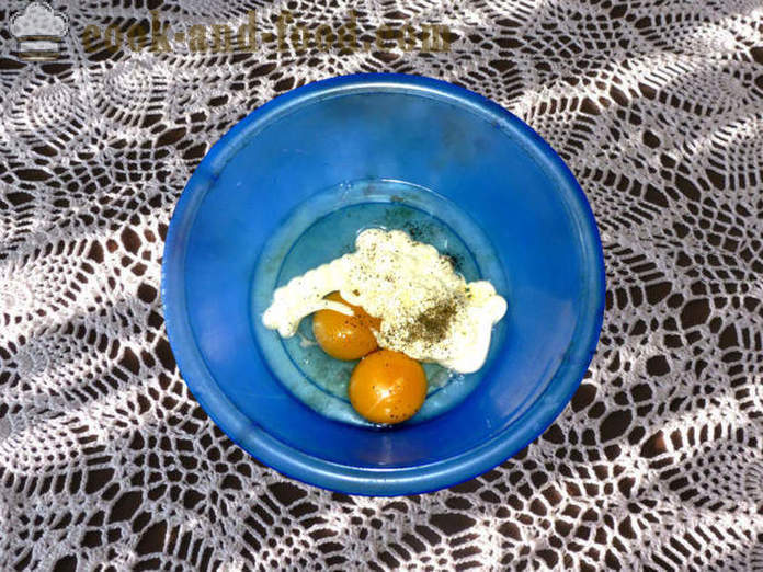 Salát s míchanými vejci a klobásou a zakysanou smetanou - Jak připravit salát s omeleta, krok za krokem recept fotografiích