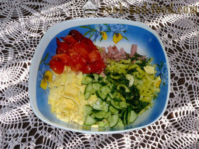 Salát s míchanými vejci a klobásou a zakysanou smetanou - Jak připravit salát s omeleta, krok za krokem recept fotografiích