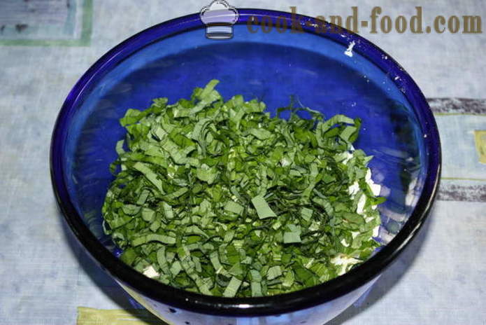 Lahodný salát s divokým česnekem - Jak připravit salát česneku a vejce se smetanou, krok za krokem recept fotografiích