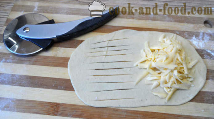 Droždí rohlíky se sýrem - jak vařit originální občerstvení krok za krokem recept fotografiích