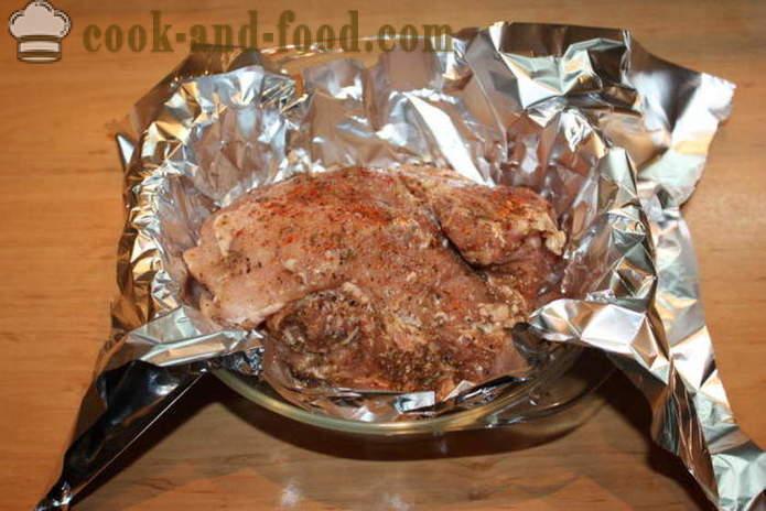 Vepřové maso ve fólii, pečené v troubě s granátového jablka omáčkou - jak se peče vepřové maso, které bylo šťavnaté, se krok za krokem recept fotografiích
