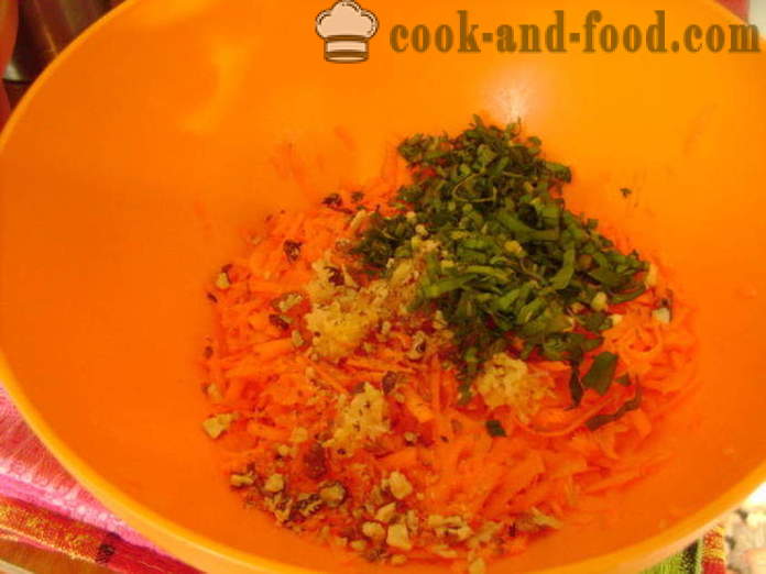 Majonéza lahodný salát s divokým česnekem, mrkev, česnek a oříšky - jak vařit mrkvový salát s divokým česnekem, se krok za krokem recept fotografiích