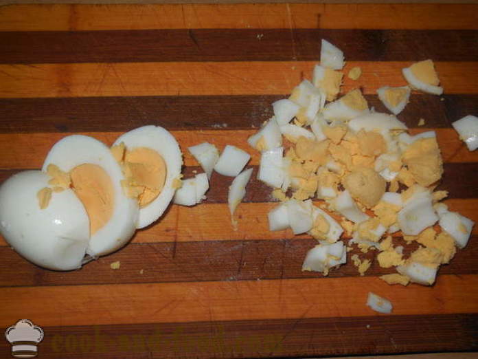 Jarní salát s divokým česnekem s vejcem, okurkou a paprikou - jak vařit správně salát z čerstvého česneku, krok za krokem recept fotografiích