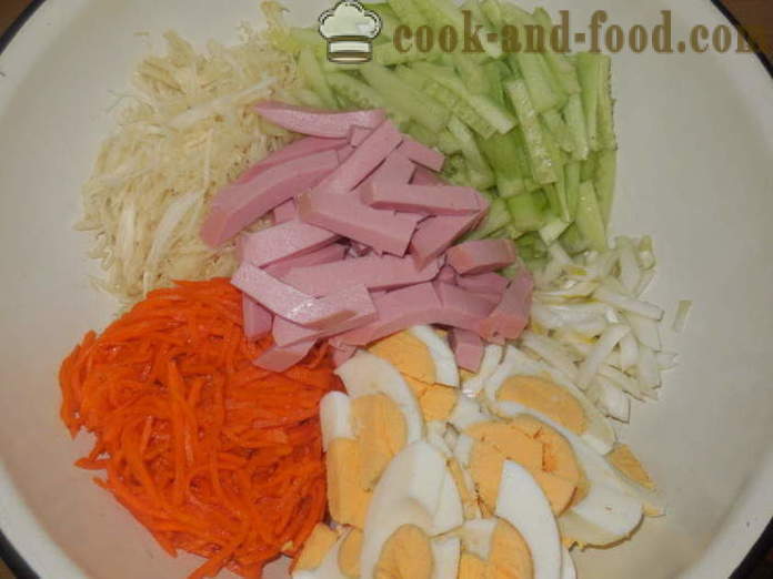 Lahodný salát s korejskou mrkví a okurkou - Jak se dělá jarní salát krásné a chutné, s krok za krokem recept fotografiích
