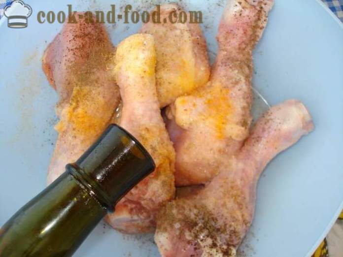 Pečené kuřecí stehýnka v multivarka - jak se peče kuřecí stehýnka v multivarka, krok za krokem recept fotografiích