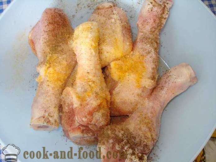 Pečené kuřecí stehýnka v multivarka - jak se peče kuřecí stehýnka v multivarka, krok za krokem recept fotografiích