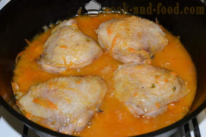 Kuřecí stehna dušená s cibulí, mrkví a nakládaných okurek - jak vařit lahodný kuřecí stehna v pánvi, s krok za krokem recept fotografiích