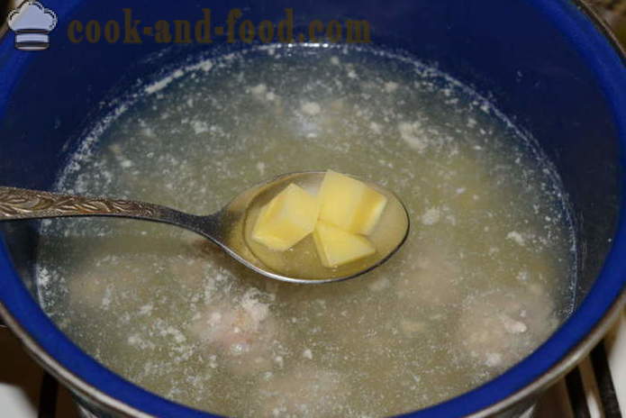 Bramborová polévka s mražené karbanátky a nakládaných okurek - jak vařit bramborovou polévku s masovými kuličkami, se krok za krokem recept fotografiích