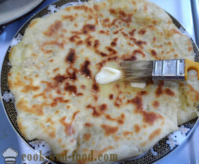 Gozleme turecký chléb s masem nebo sýrem, zeleninou a bramborami - jak vařit turecké pečivo, krok za krokem recept fotografiích