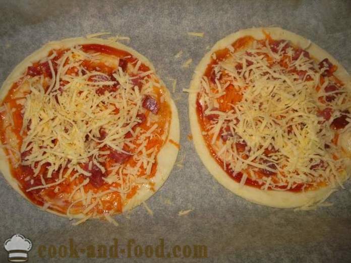 Mini pizza z listového těsta s klobásou a sýrem - Jak vyrobit mini-pizza z listového těsta, se krok za krokem recept fotografiích