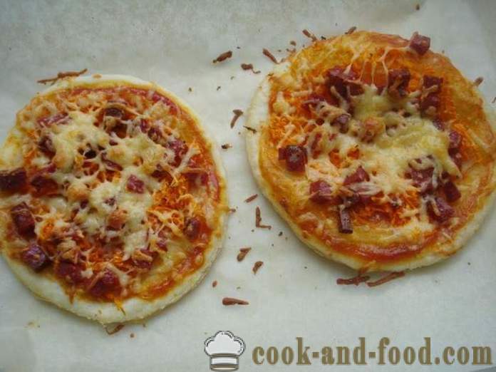 Mini pizza z listového těsta s klobásou a sýrem - Jak vyrobit mini-pizza z listového těsta, se krok za krokem recept fotografiích