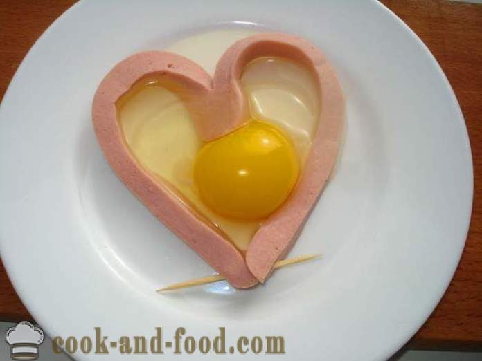 Míchaná vajíčka v centru s párkem - jak udělat míchaná vajíčka ve tvaru srdce v mikrovlnné troubě, krok za krokem recept fotografiích