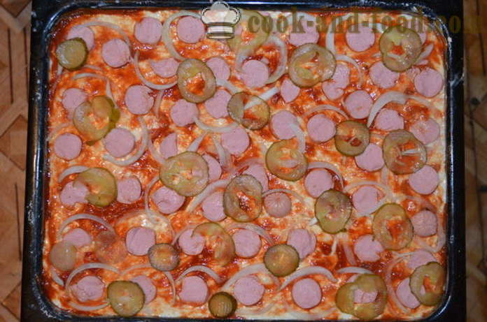 Venkovní pizza koláč - jak vařit pizzu koláč, krok za krokem recept fotografiích