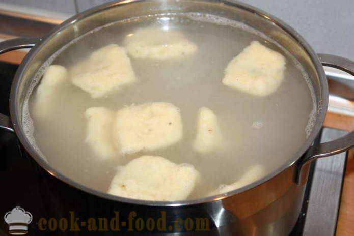 Bezmasá gnocchi s rajčatovou omáčkou a cibulí - jak vařit noky z brambor, krok za krokem recept fotografiích