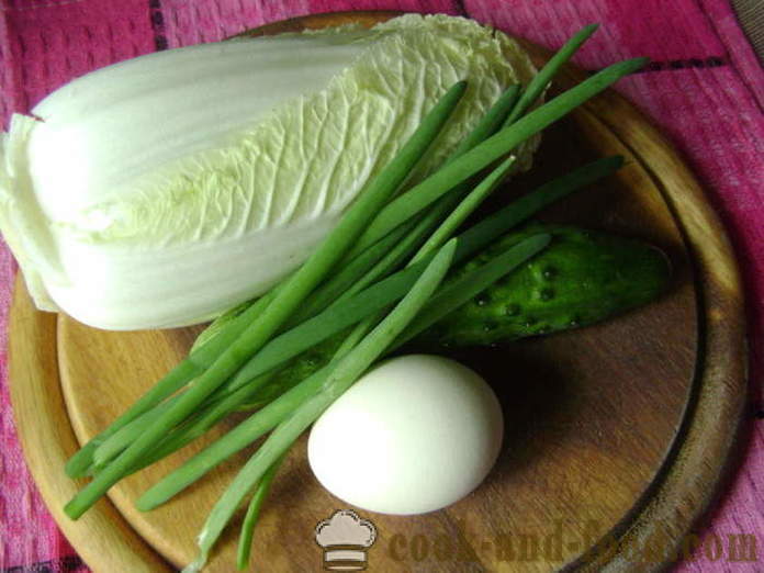 Salát s čínského zelí, okurky, vejce a zelené cibule - jak vařit lahodný salát z čínského zelí, krok za krokem recept fotografiích