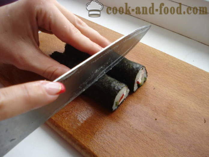 Sushi s krabí tyčinky a okurek - jak dělat sushi s krabí tyčinky doma krok za krokem recept fotografiích