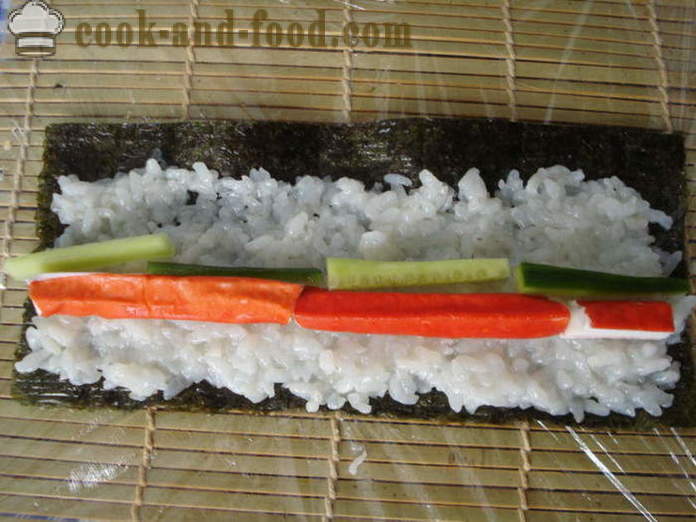 Sushi s krabí tyčinky a okurek - jak dělat sushi s krabí tyčinky doma krok za krokem recept fotografiích