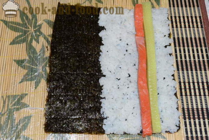 Sushi s červeným ryb, sýrů a okurek - jak se valí doma krok za krokem recept fotografiích