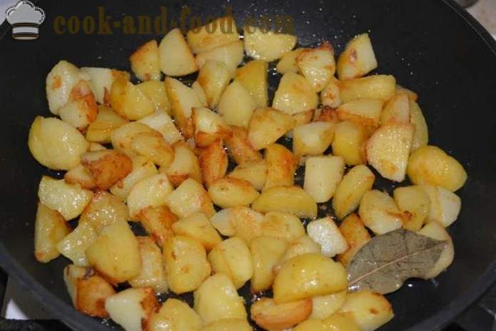 Vařené brambory ve slupce na pánvi smažené - lahodný pokrm z vařených brambor ve slupce na ozdobu
