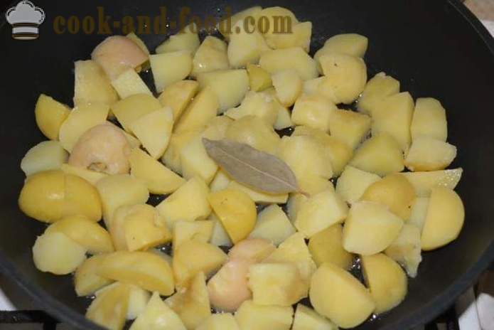 Vařené brambory ve slupce na pánvi smažené - lahodný pokrm z vařených brambor ve slupce na ozdobu