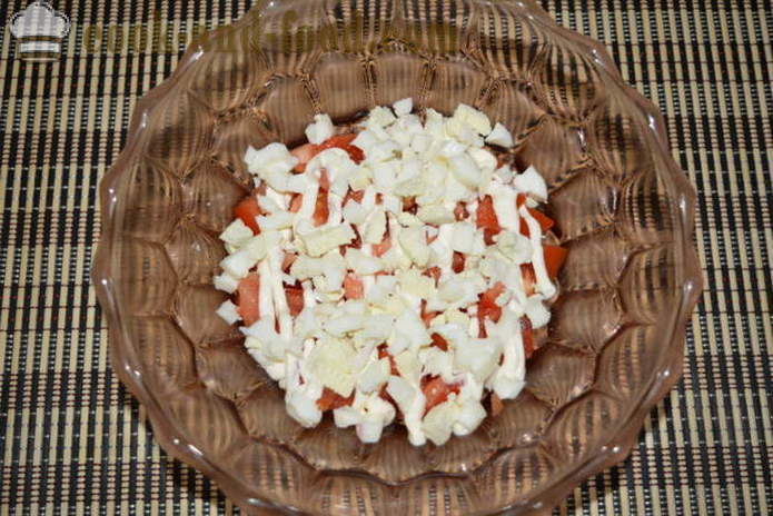 Salát s krabí tyčinky, rajčata, sýr a vejce - jak vařit lahodný salát z krabích tyčinek, krok za krokem recept fotografiích