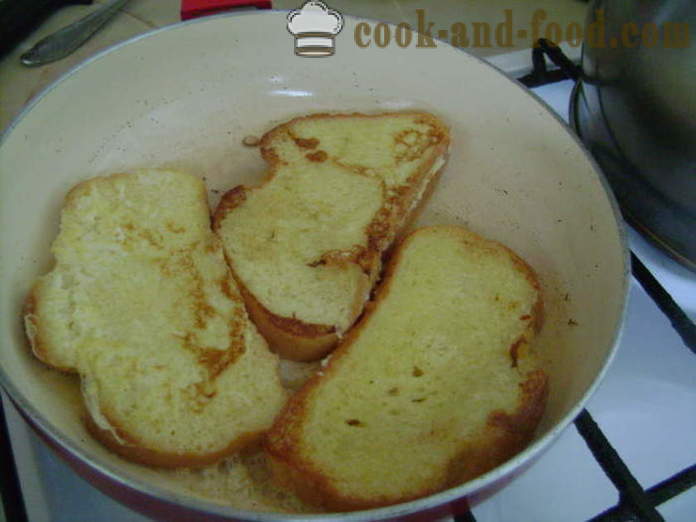 Toasty z bochníku se sýrem - jako potěr krutony v pánvi, krok za krokem recept fotografiích
