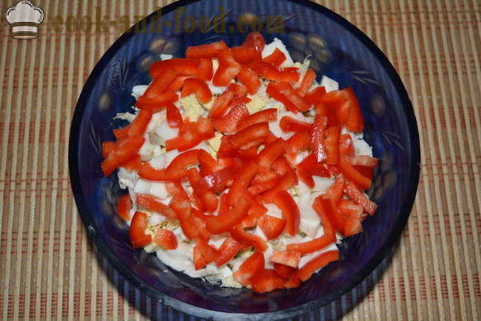 Salát z čínského zelí s klobásou, paprika a konzervy kukuřice - Jak připravit salát z čínského zelí s kukuřicí a klobásou, krok za krokem recept fotografiích