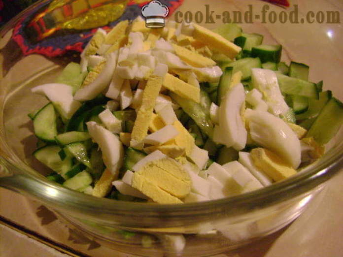 Salát: okurky, vejce, pažitka a majonéza - jak dělat okurkový salát s majonézou, krok za krokem recept fotografiích