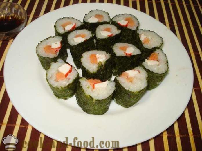 Sushi s krabí tyčinky a červené ryby - Vaření sushi doma krok za krokem recept fotografiích