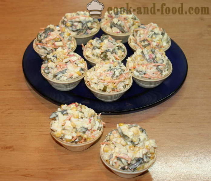 Jednoduchý salát s mořskými řasami, vejcem a krabů palochkami- jak připravit salát s mořskými řasami, krok za krokem recept fotografiích