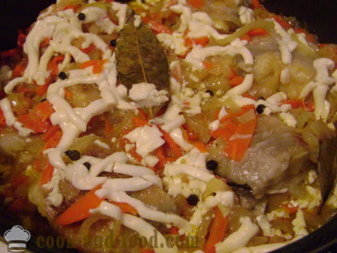 Lahodný recept brotoly dušené s cibulí a zeleninou - vaření brotola ryby s majonézou, krok za krokem recept fotografiích
