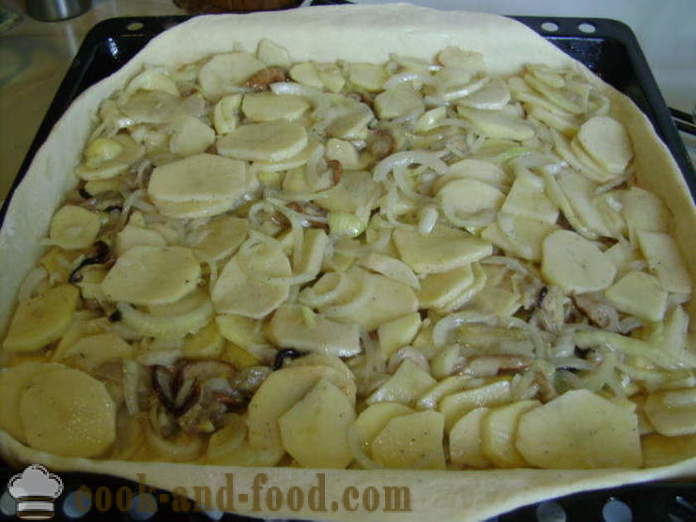 Droždí koláč s bramborami a houby - jak vařit koláč s houbami a bramborami, se krok za krokem recept fotografiích