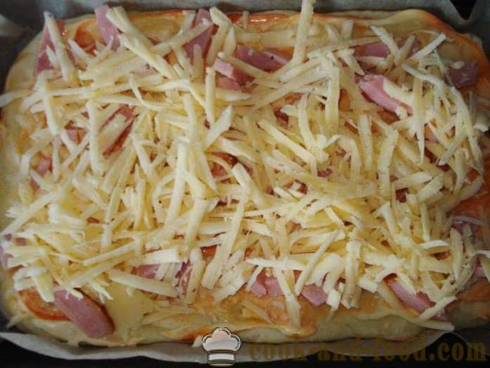 Domácí pizza s klobásou a sýrem v troubě - jak se dělá pizza doma, krok za krokem recept fotografiích