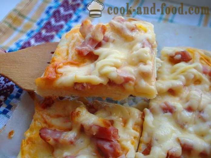 Domácí pizza s klobásou a sýrem v troubě - jak se dělá pizza doma, krok za krokem recept fotografiích