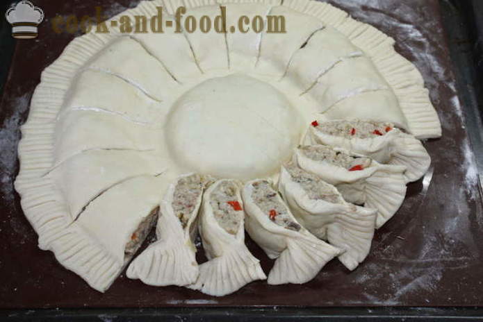 Koláč z listového těsta s kuřecím masem a sýrem - Jak se dělá vrstvu dort s kuřecím masem, krok za krokem recept fotografiích