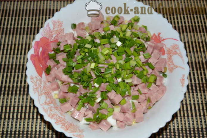 Jednoduchý salát s čínským zelím, šunkou a hráškem - jak připravit salát z čínského zelí a šunkou, krok za krokem recept fotografiích