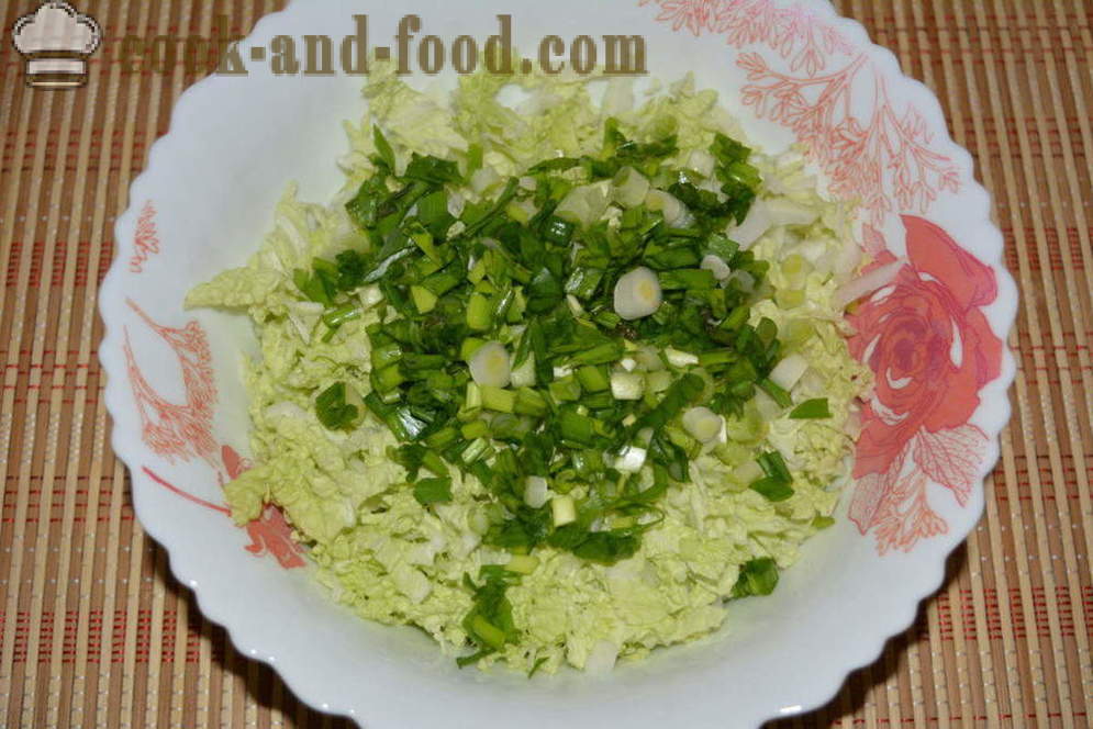 Jednoduchý salát s čínským zelím, kuřecí maso a kukuřice - Jak připravit salát z čínského zelí s kuřecím masem, krok za krokem recept fotografiích