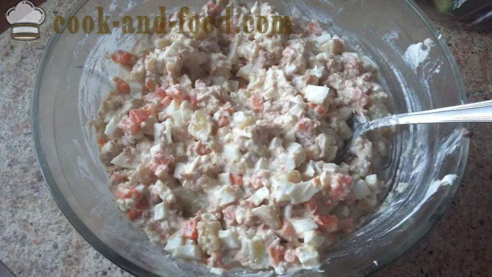 Salát z tuňáka s vejcem a bramborem - jak připravit salát z tuňáka v konzervě, krok za krokem recept fotografiích