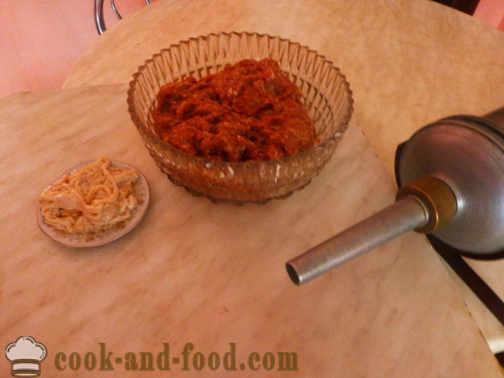 Domácí klobásy vepřového masa ve střevě - Jak se dělá domácí klobásky z vepřového masa, s krok za krokem recept fotografiích