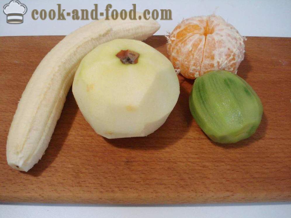 Jednoduchý ovocný salát s kondenzovaným mlékem - jak se dělá ovocný salát, krok za krokem recept fotografiích