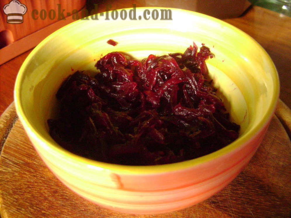 Jednoduchý salát z červené řepy s ořechy - jak připravit salát z červené řepy, krok za krokem recept fotografiích