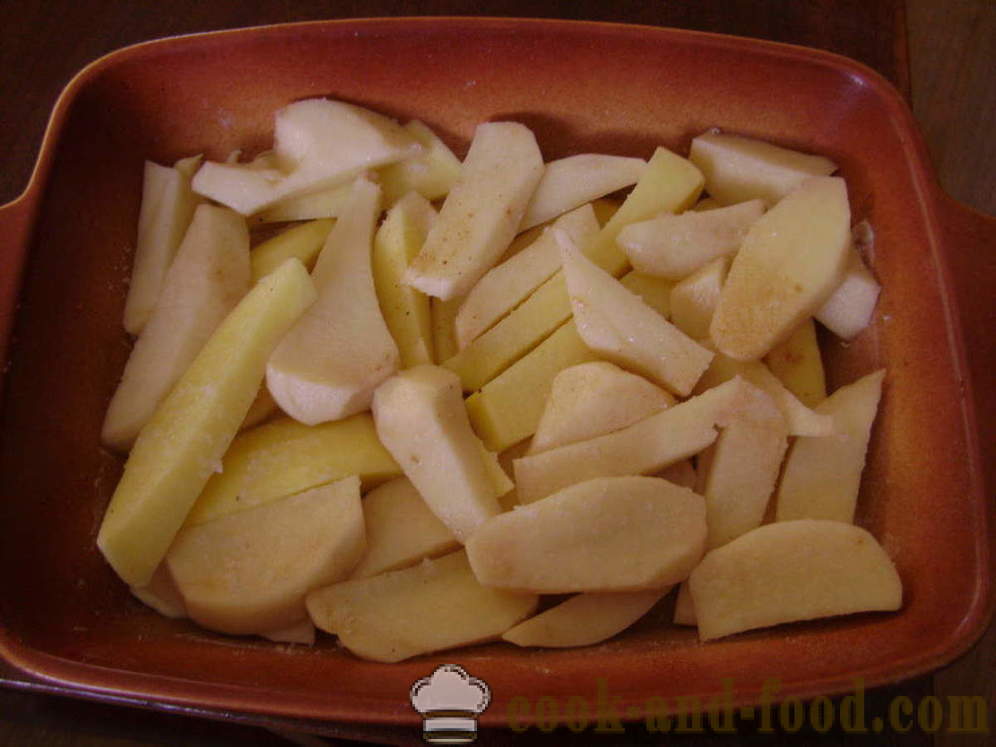 Brambory pečené na smetaně - obě chutné pečené brambory v troubě s restovanou kůře s krok za krokem recept fotografiích
