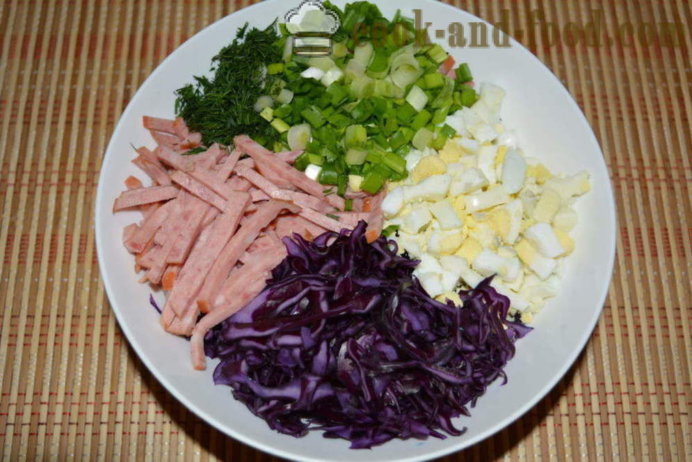 Jednoduchý salát z červeného zelí s majonézou - jak připravit salát z červeného zelí, krok za krokem recept fotografiích