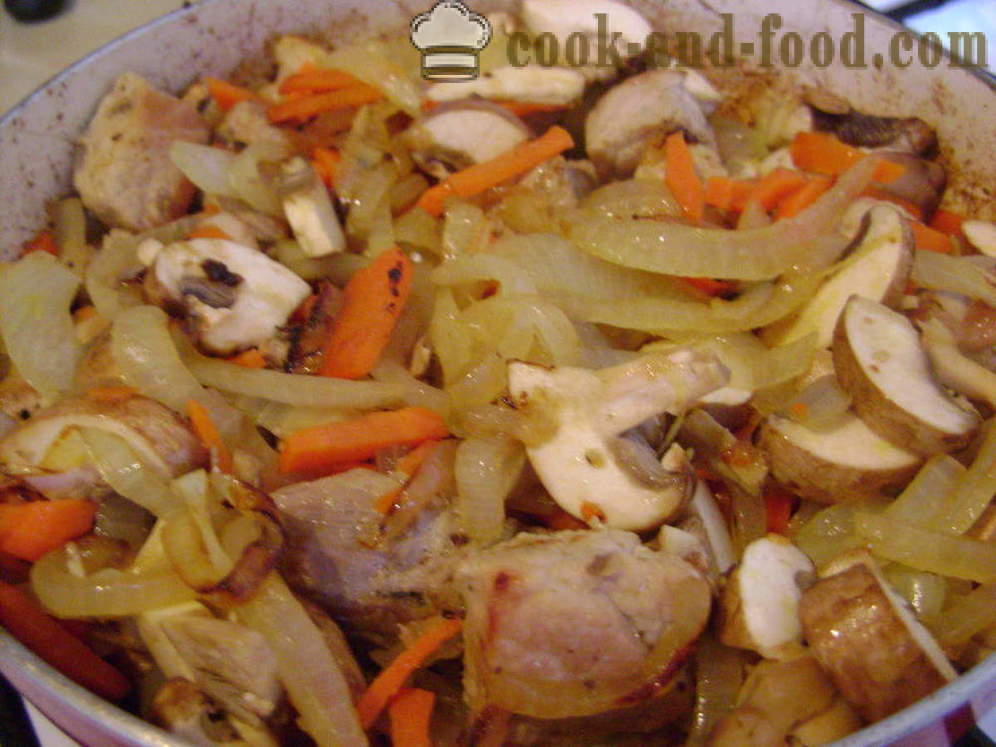 Dušené zelí s brambory, kuřecí maso a houby - jak chutná vařit dušené zelí, krok za krokem recept fotografiích