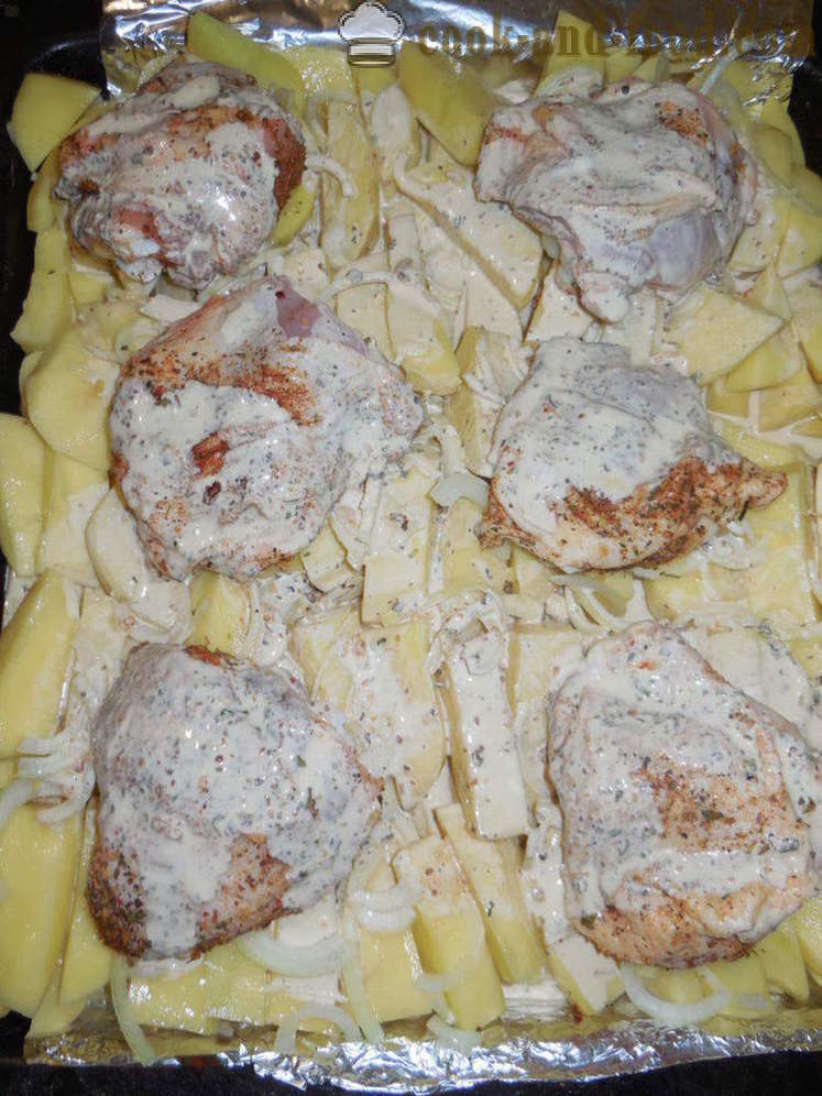 Kuřecí stehna s brambory v troubě - jak vařit vynikající kuřecí stehna s brambory, krok za krokem recept fotografiích
