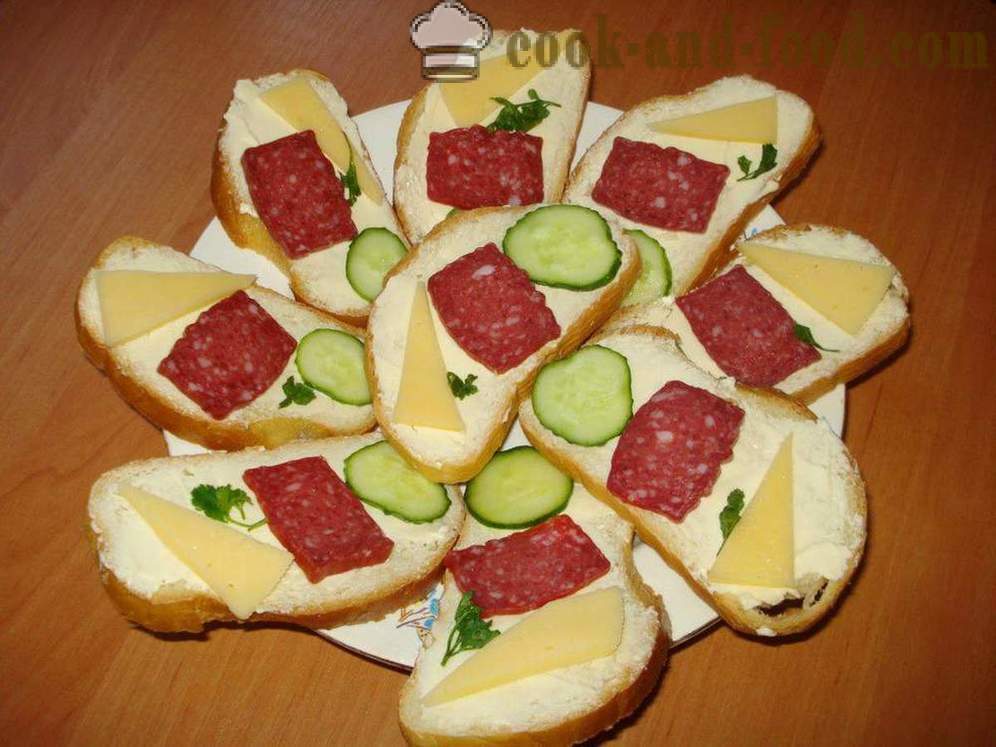 Sendviče s klobásou, sýrem a okurkou - jak dělat sendvič s klobásou a sýrem, se krok za krokem recept fotografiích