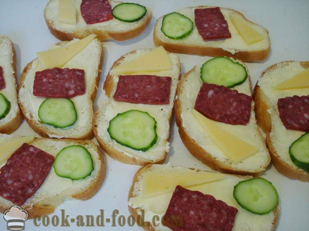 Sendviče s klobásou, sýrem a okurkou - jak dělat sendvič s klobásou a sýrem, se krok za krokem recept fotografiích